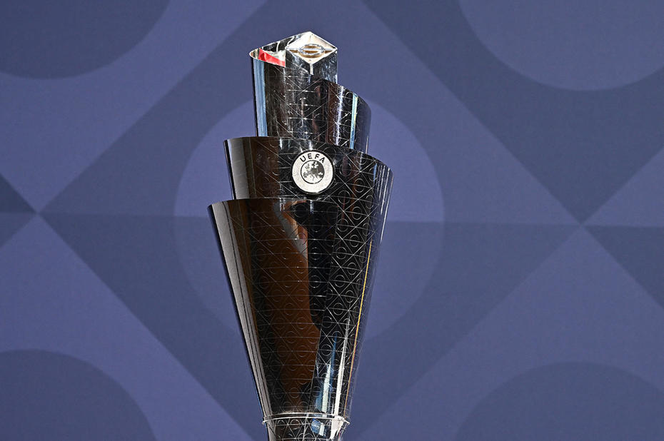 Gros plan sur le trophée de la Ligue des Nations de l'UEFA.