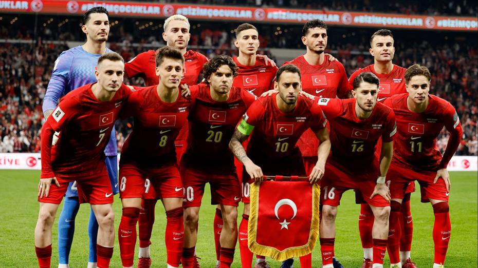 Photo d'équipe des joueurs de l'équipe nationale turque de football avant le match.