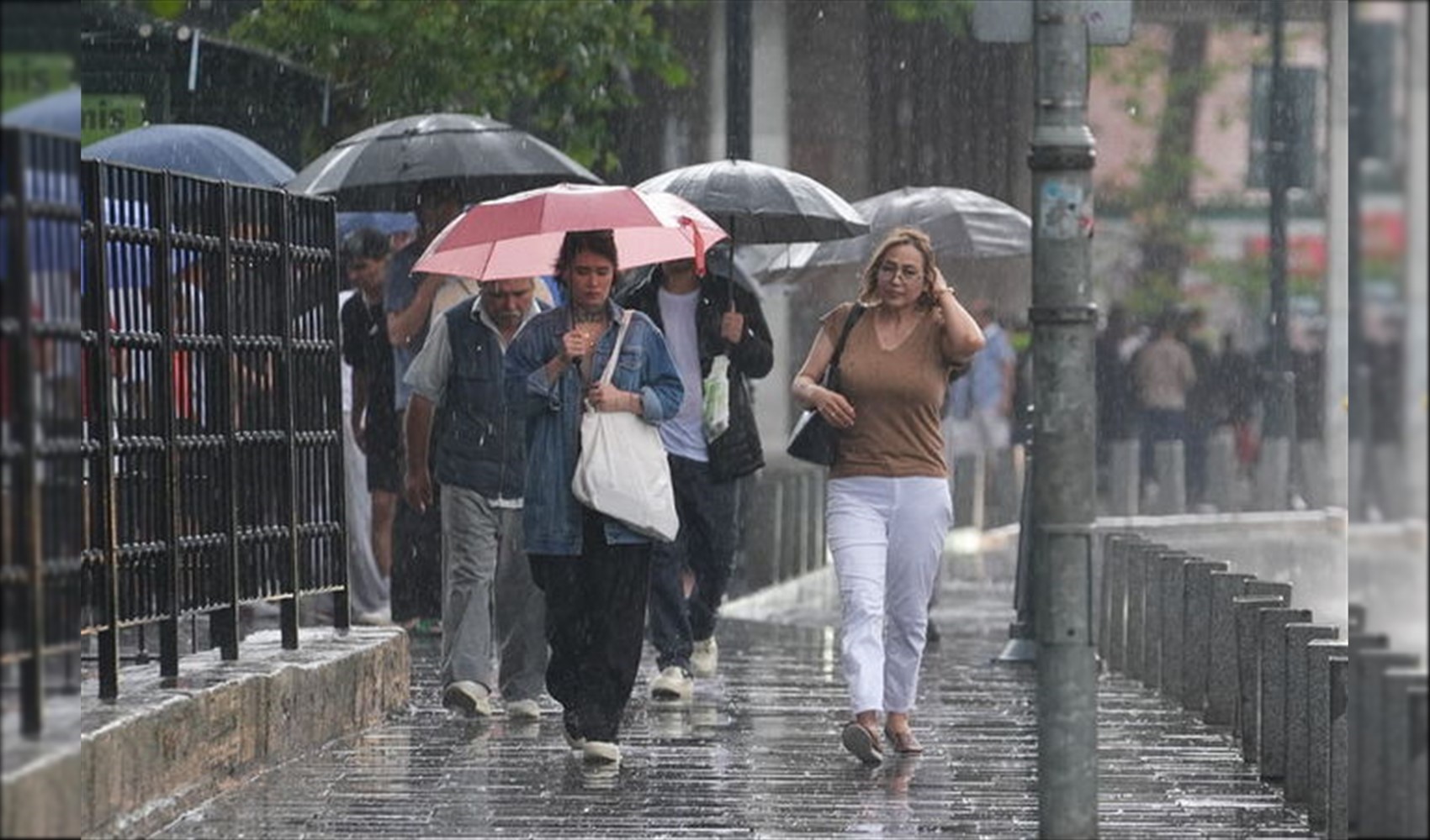 AKOM'dan İstanbul için fırtına ve sağanak uyarısı: Sıcaklık 8 derece düşecek