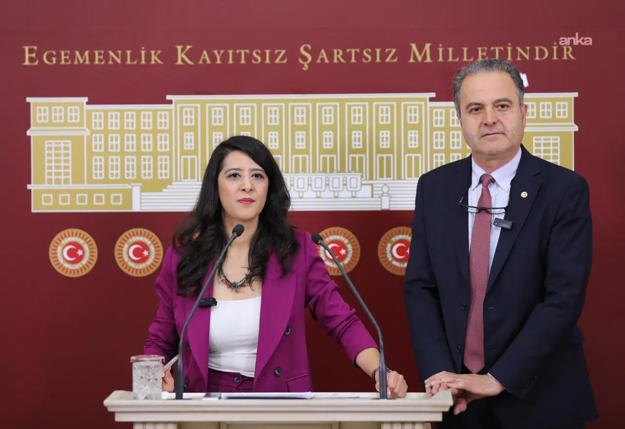 Sevda Karaca ve İskender Bayhan, TBMM’de basın açıklaması yapılan kürsüde görülüyor.
