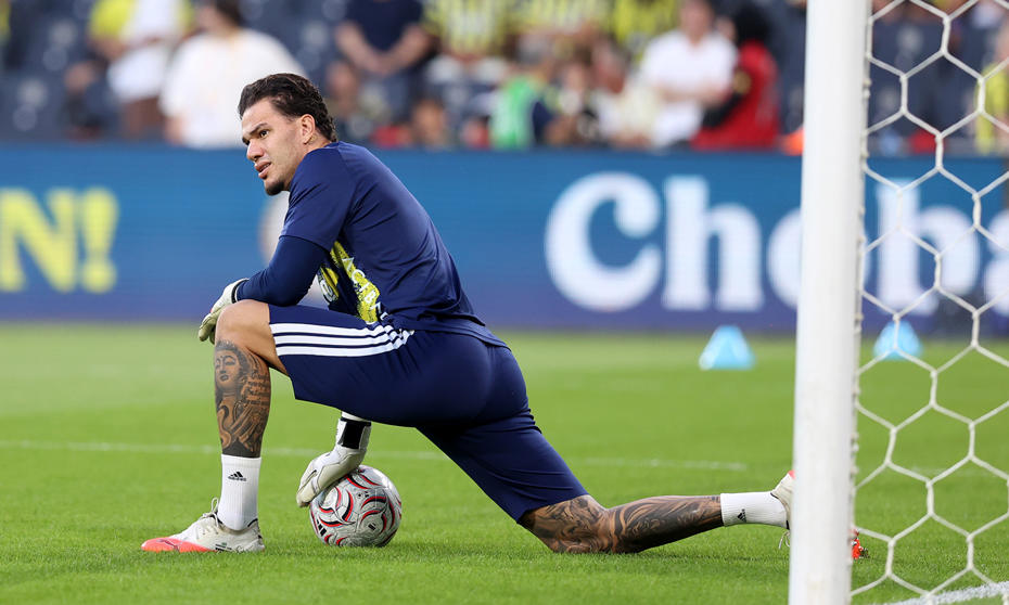 Fenerbahçe kalecisi Ederson saha kenarında esneme yaparken görülüyor.