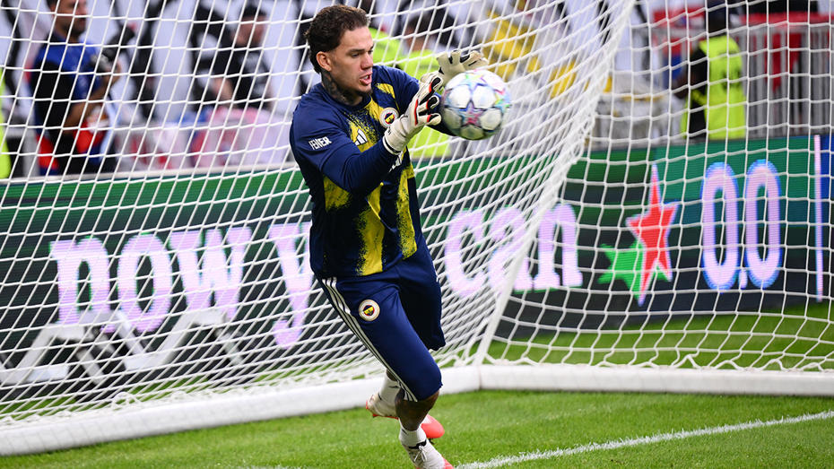 Ederson kale önünde topu kontrol ederken görülüyor.