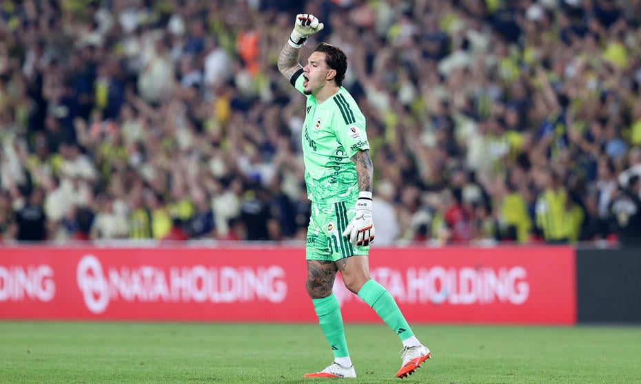 Ederson Fenerbahçe formasıyla tribünler önünde sahada yürürken görülüyor.