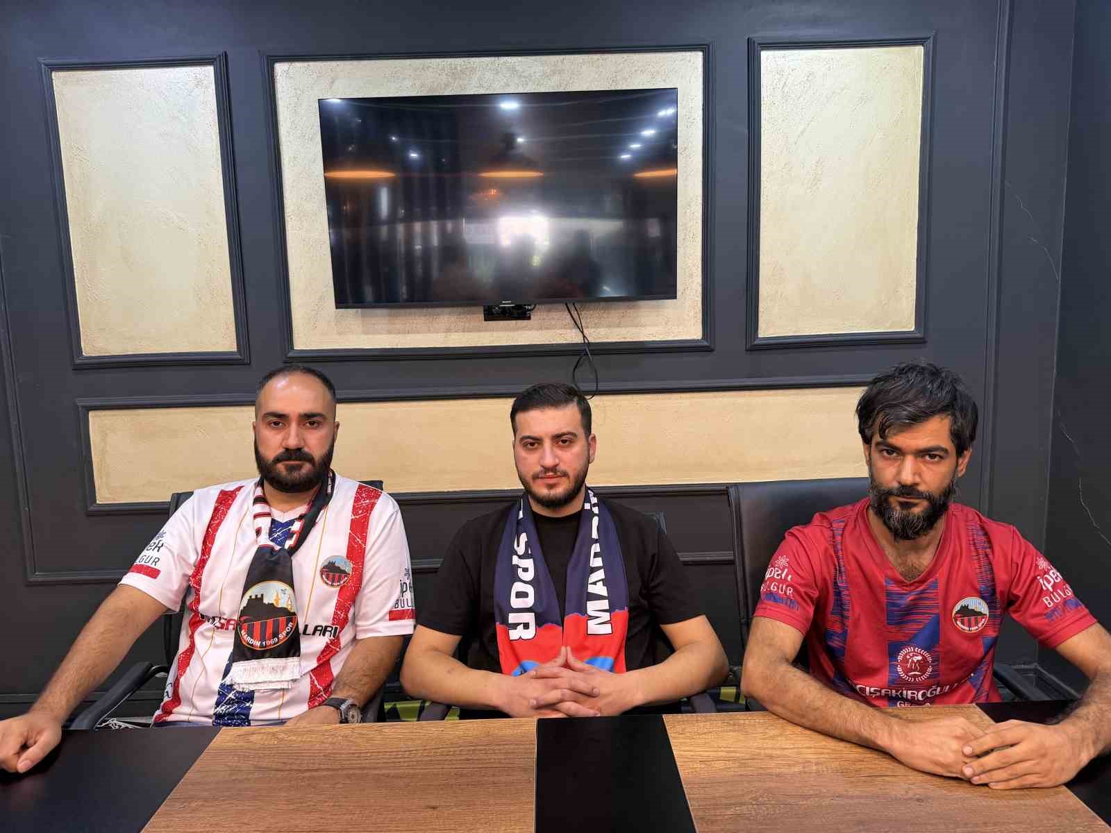 Mardin 1969 Spor taraftarı üç kişinin bir masada oturduğu açıklama fotoğrafı.