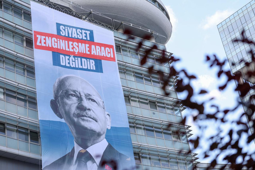 CHP Genel Merkezi binasına asılan, üzerinde “Siyaset zenginleşme aracı değildir” yazısı ve Kemal Kılıçdaroğlu görseli bulunan pankart.