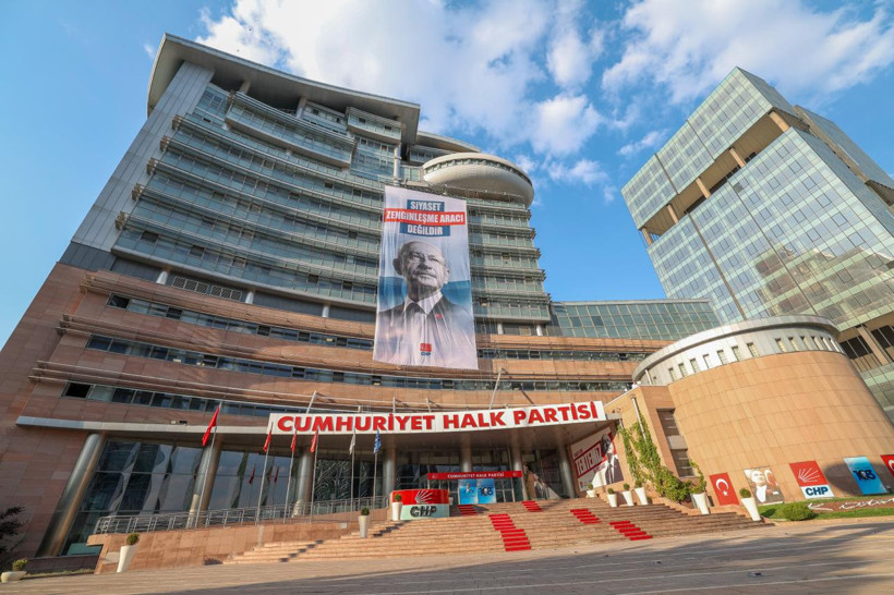 CHP Genel Merkezi’nin geniş açıdan görüldüğü, binanın cephesinde Kılıçdaroğlu pankartının yer aldığı fotoğraf.