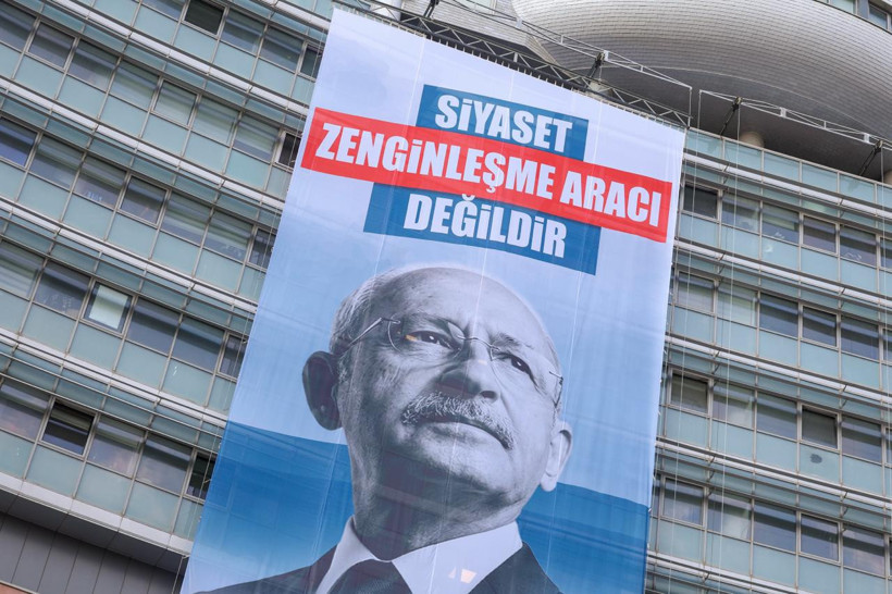 CHP Genel Merkezi cephesindeki büyük pankartın yakından görünümü; pankartta Kemal Kılıçdaroğlu portresi ve slogan bulunuyor.