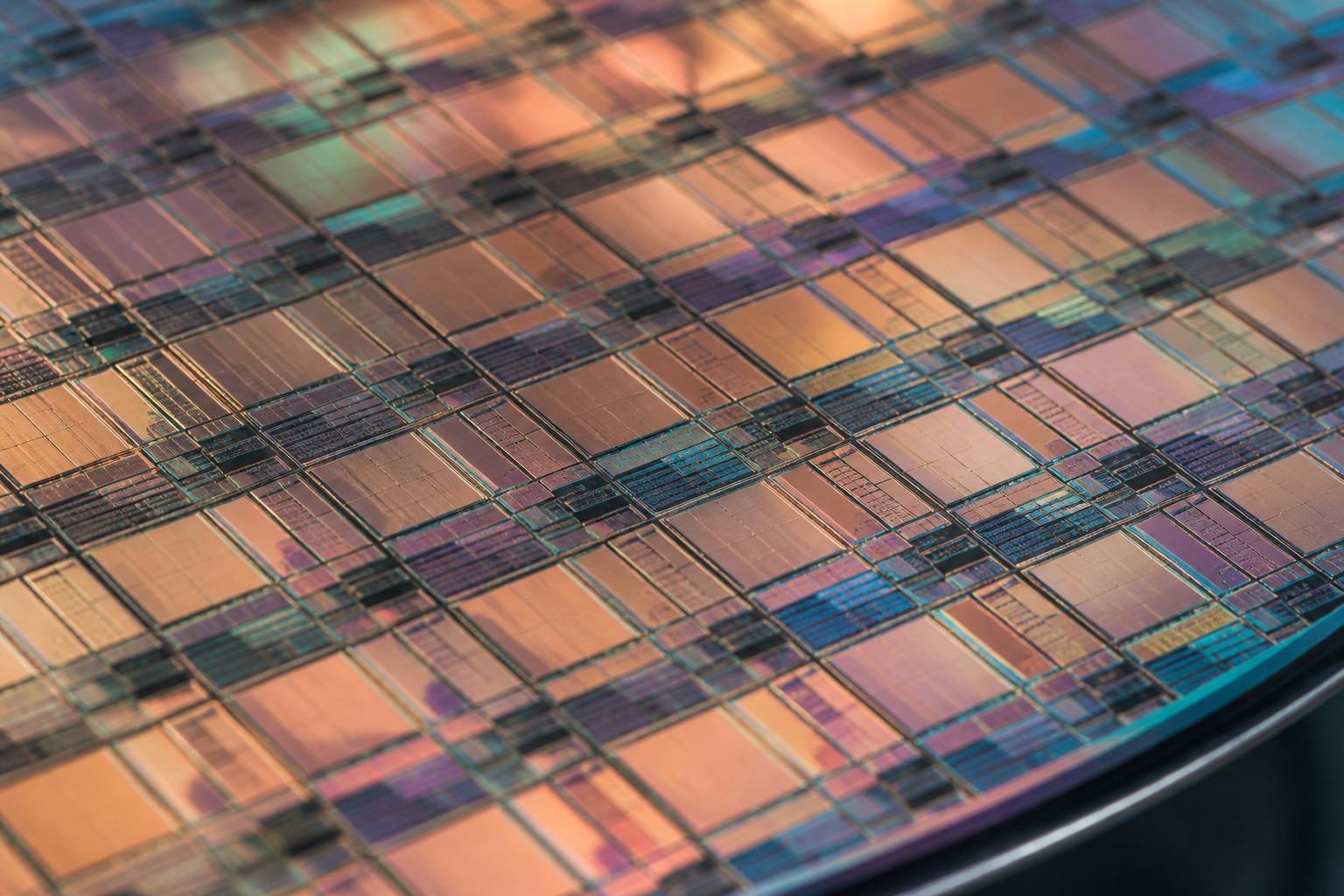 Yarı iletken wafer yüzeyinde sıra ve sütunlar halinde dizilmiş dikdörtgen yonga alanlarının makro görünümü.