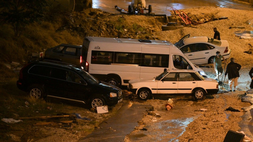 Çöken yol çevresinde farklı noktalarda hasar gören araçlar yer alıyor.