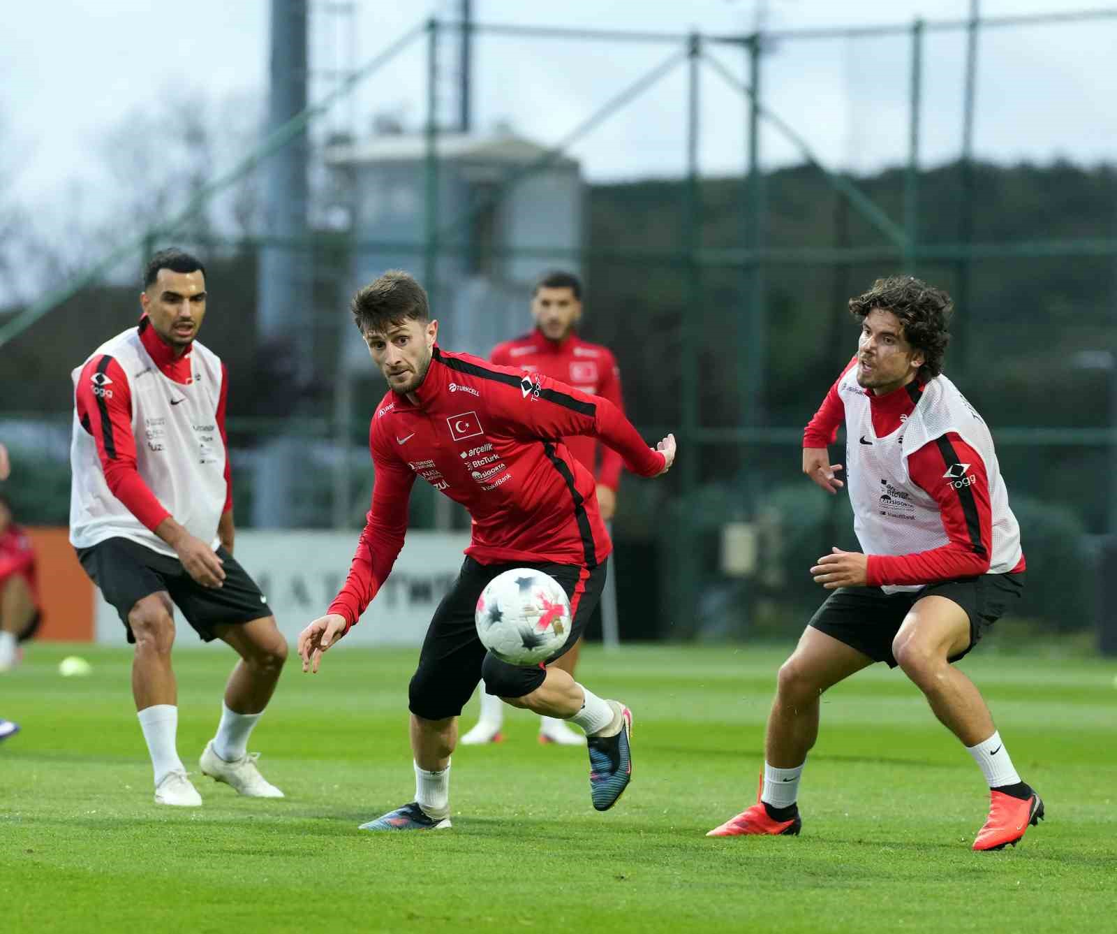 A Milli futbolcular antrenmanda pas çalışması yapıyor.
