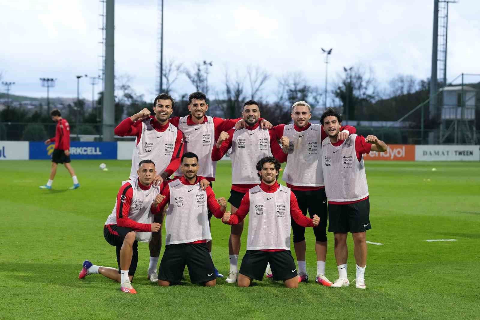 A Milli Takım futbolcuları antrenman sahasında grup halinde poz veriyor.