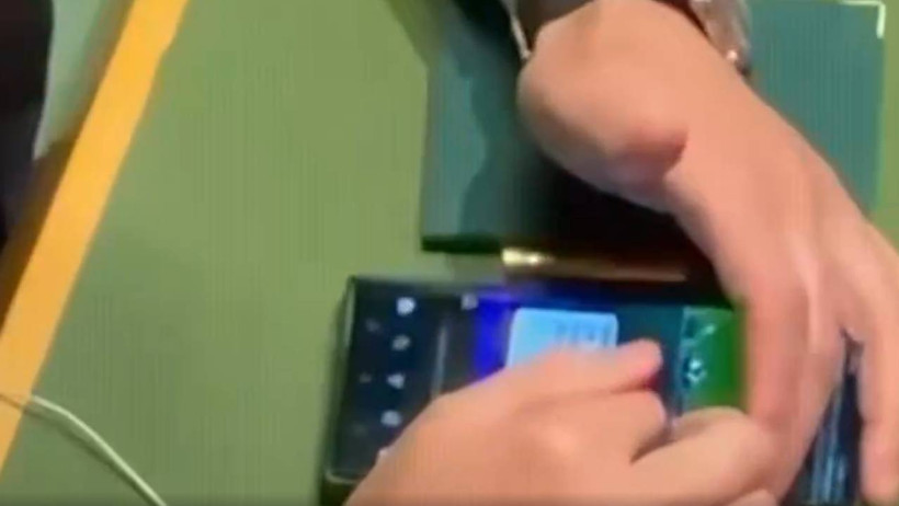 Aufnahme, die zeigt, wie Ahmed Şara auf sein Mobiltelefon schaut.
