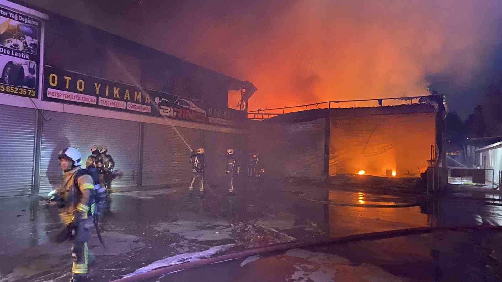 Esenyurt’ta iş yerlerinin bulunduğu alanda yangına müdahale eden itfaiye ekipleri.