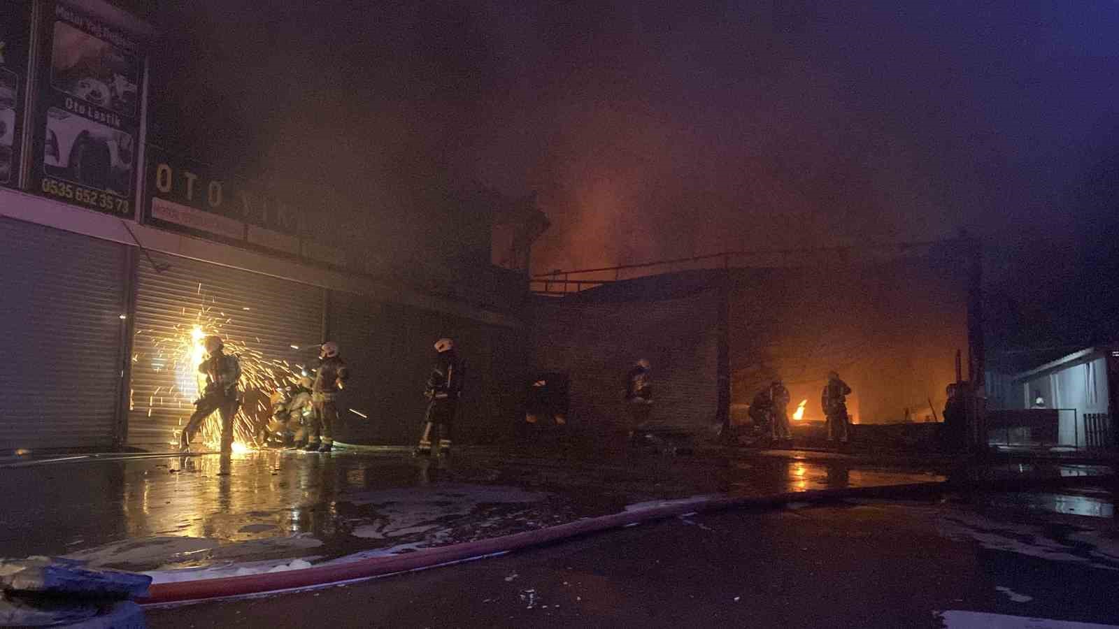 Gece saatlerinde dumanların yükseldiği iş yerlerinde çalışan itfaiye ekipleri.