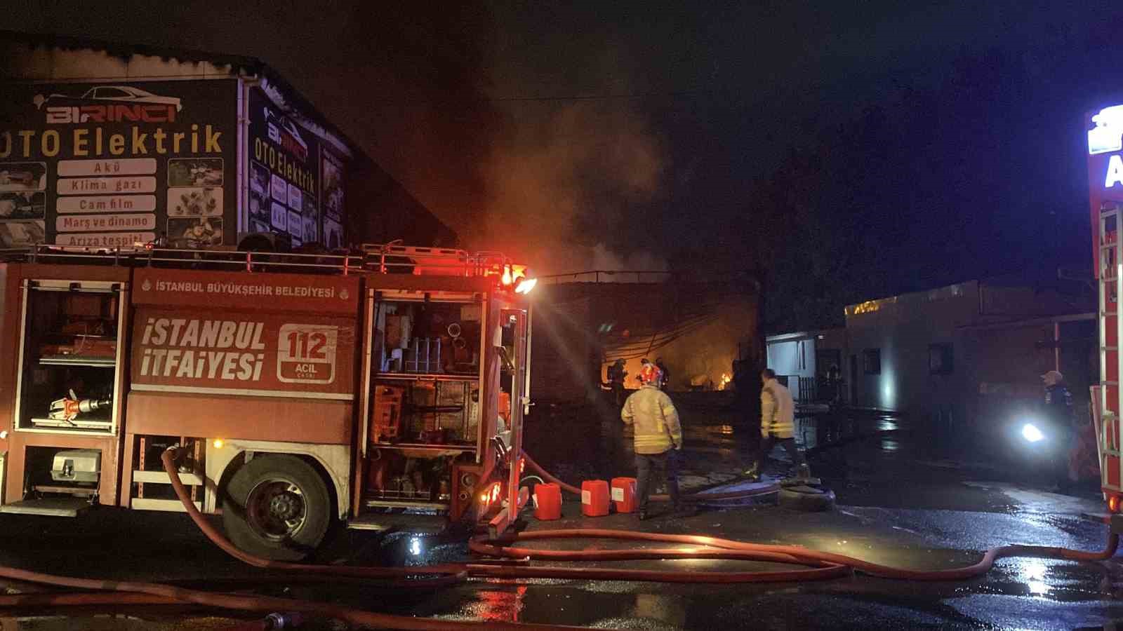 Yangın bölgesinde bulunan İstanbul itfaiyesi araçları ve ekipleri.