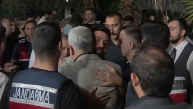 Cenaze alanında jandarma ekipleri ve kalabalık arasında görülen Abdullah Uçmak.