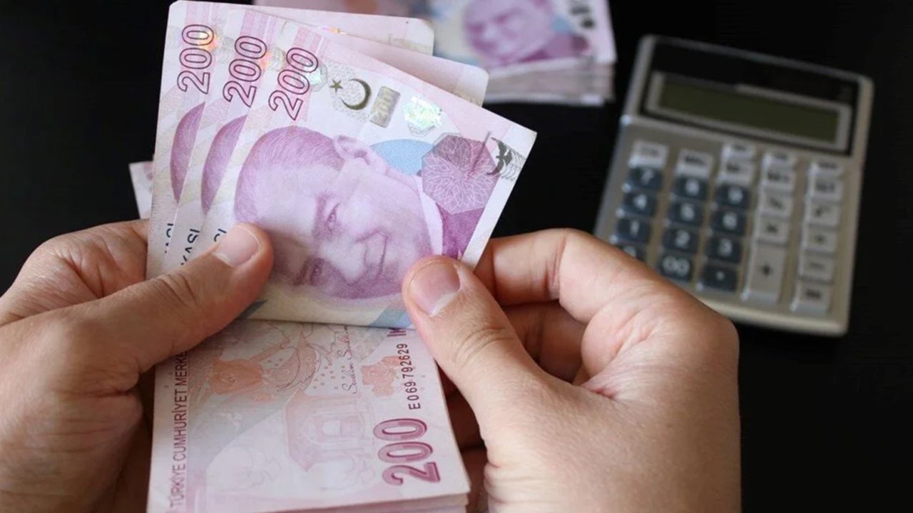 Türk lirası banknotları ve hesap makinesi.