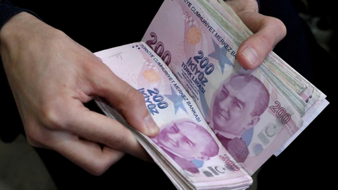 Elde tutulan 200 liralık banknot destesi.