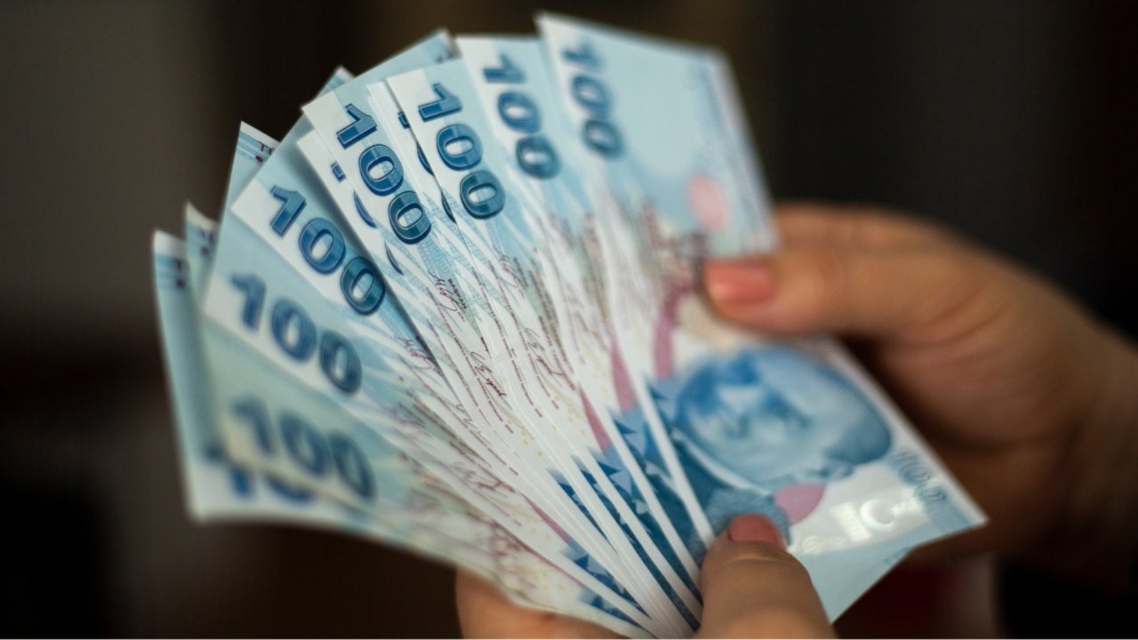 Elde tutulan 100 liralık banknotlar.