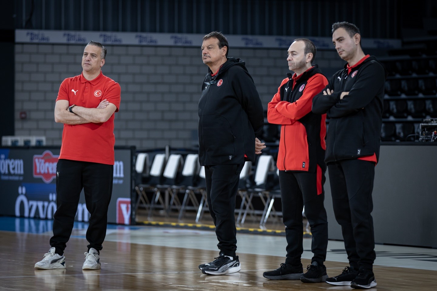 A Milli Erkek Basketbol Takımı teknik ekibinin saha kenarında yer aldığı antrenman görüntüsü.