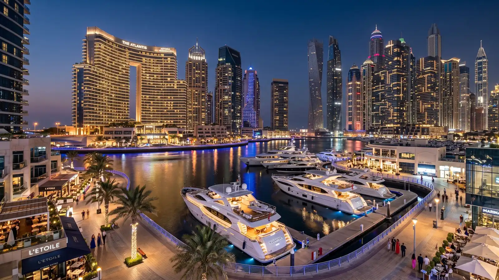 Gece ışıkları altında Dubai Marina’da gökdelenler ve lüks yatlar görülüyor.
