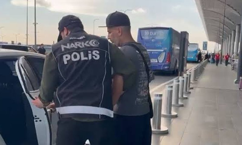 Narkotik polislerinin bir araç yanında görüldüğü operasyon görüntüsü.