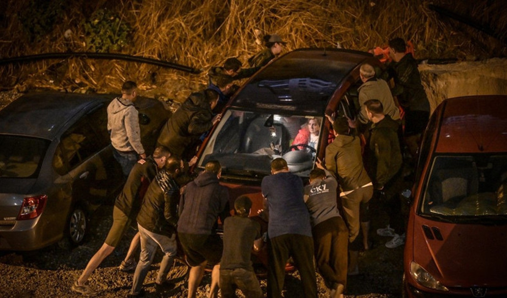 Ankara Keçiören’de sağanak sonrası yol çöktü, park halindeki çok sayıda araç hasar gördü