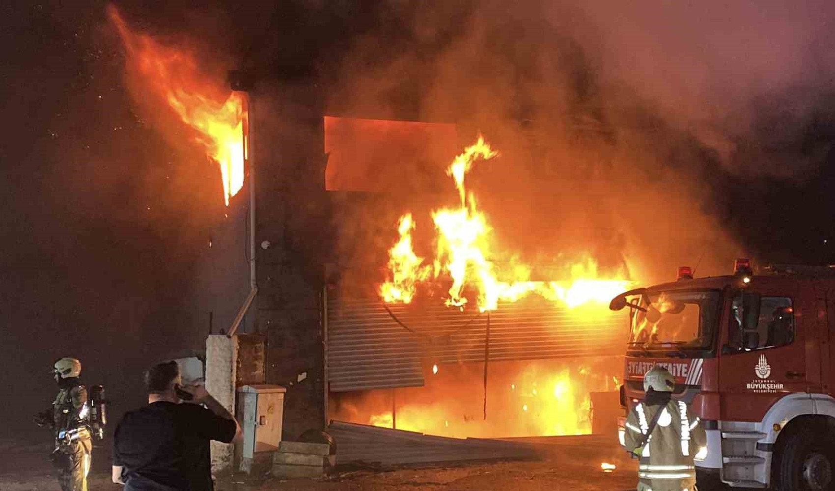 Esenyurt’ta oto lastikçide başlayan yangın 6 iş yerini sardı