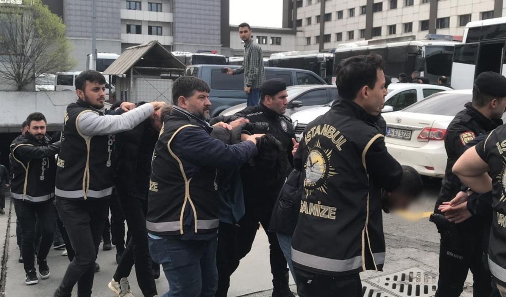 Kırmızı ve ulusal bültenle aranan 76 kişi Türkiye’ye getirildi