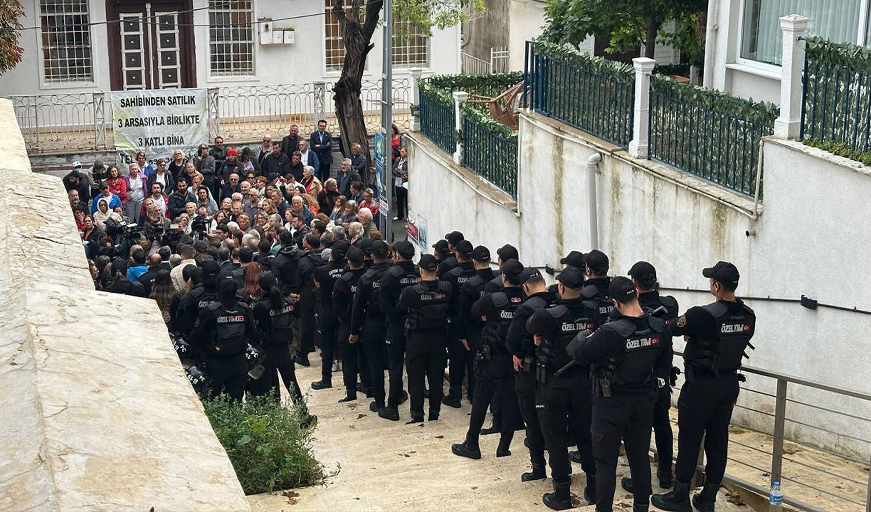Adalar’da AKP adayına oy veren 3 CHP’liye protesto