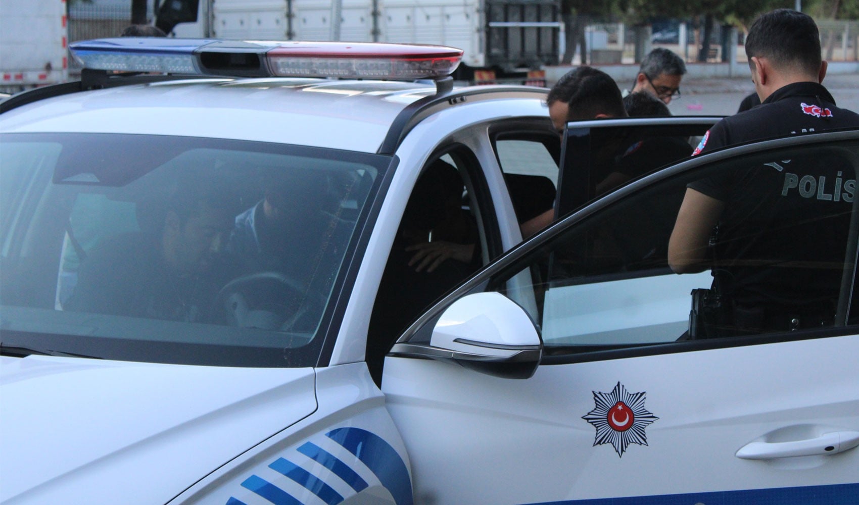 Okul önünde pompalı tüfekle gezen 2 şüpheli yakalandı