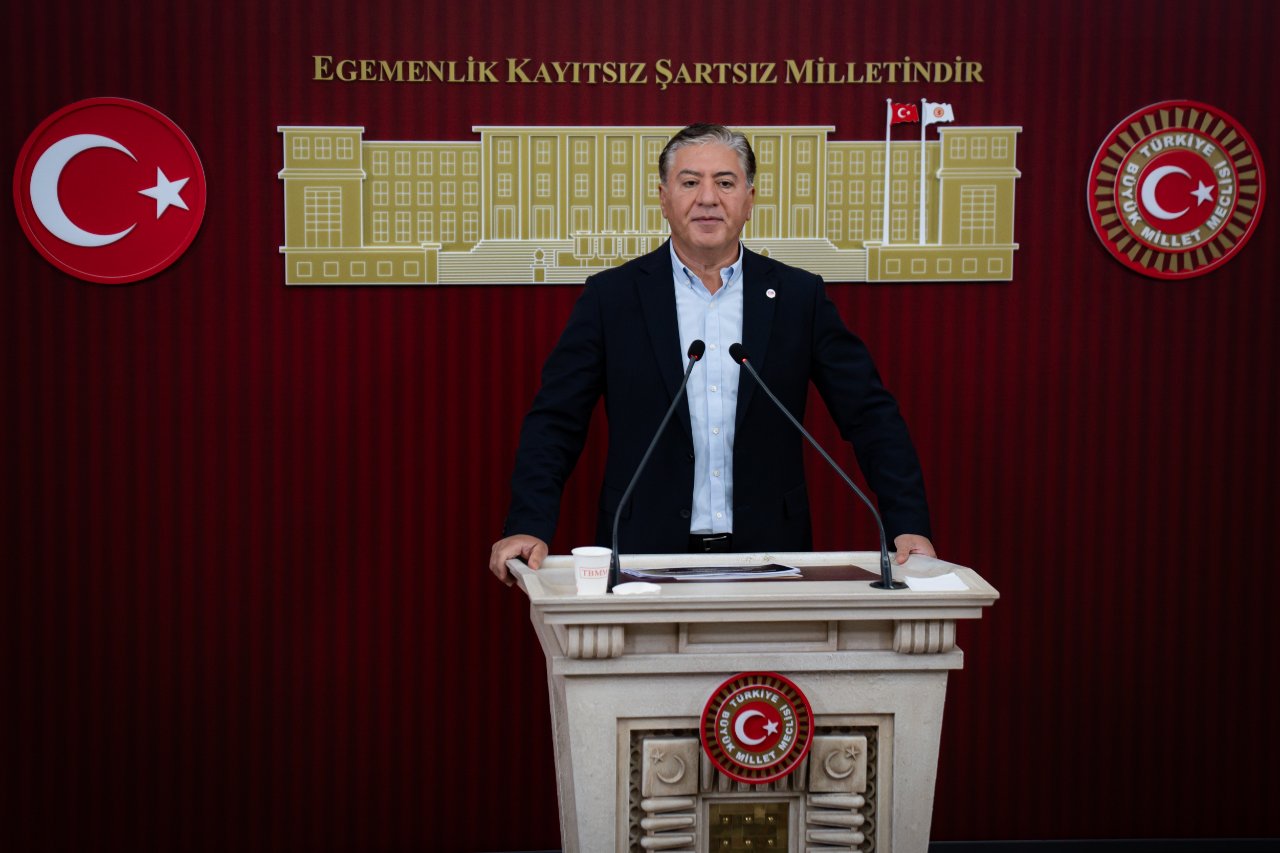Yeni Parti Grup Başkanvekili Murat Emir kürsüde basın açıklaması yaparken görülüyor.