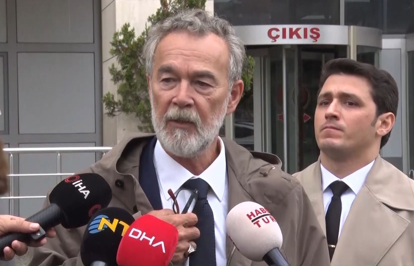 Sedat Savtak, adliye çıkışında mikrofonların önünde açıklama yaparken görülüyor.