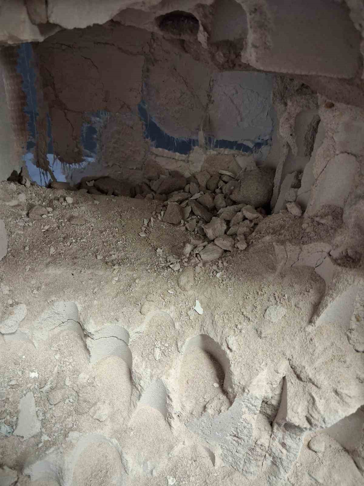 Duvarda açılmış deliğin içinden görülen moloz, toz ve kırık yapı parçaları.