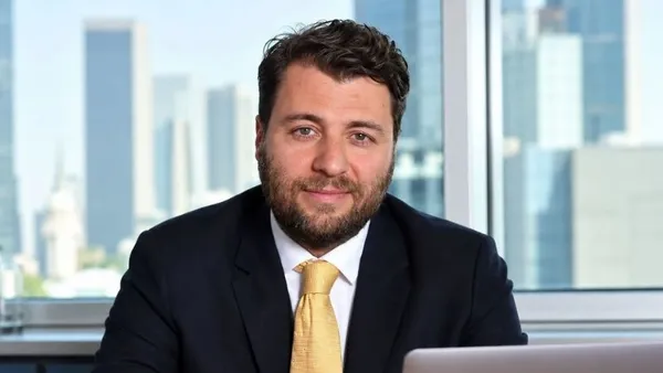 Emre Tezmen’in ofis ortamında çekilmiş fotoğrafı.