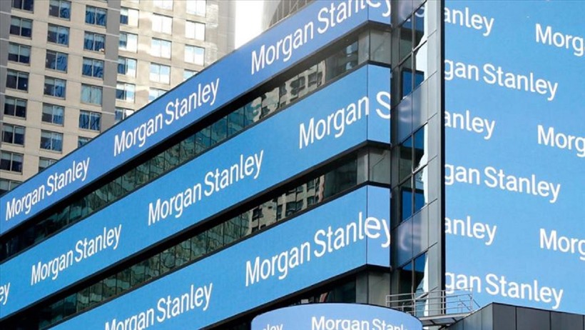 Morgan Stanley logosunun yer aldığı çok katlı bina cephesi.