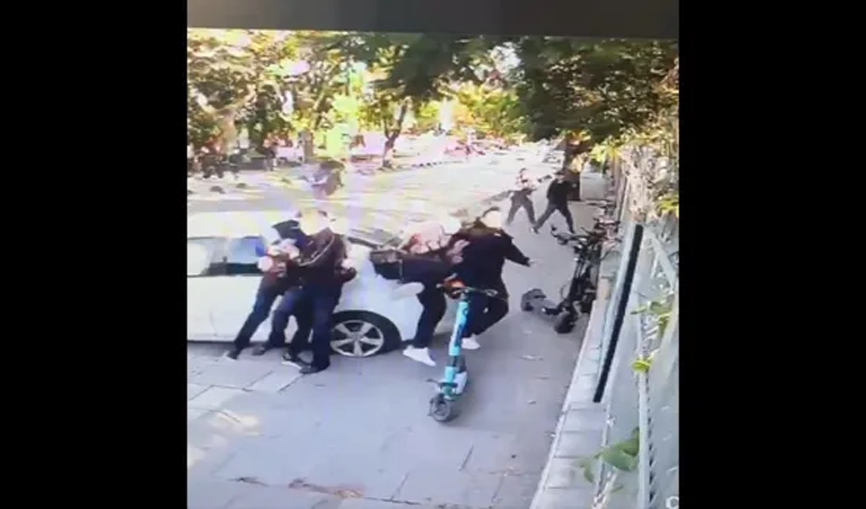 Auto finisce sul marciapiede a Üsküdar: 4 studenti delle superiori feriti mentre andavano a scuola
