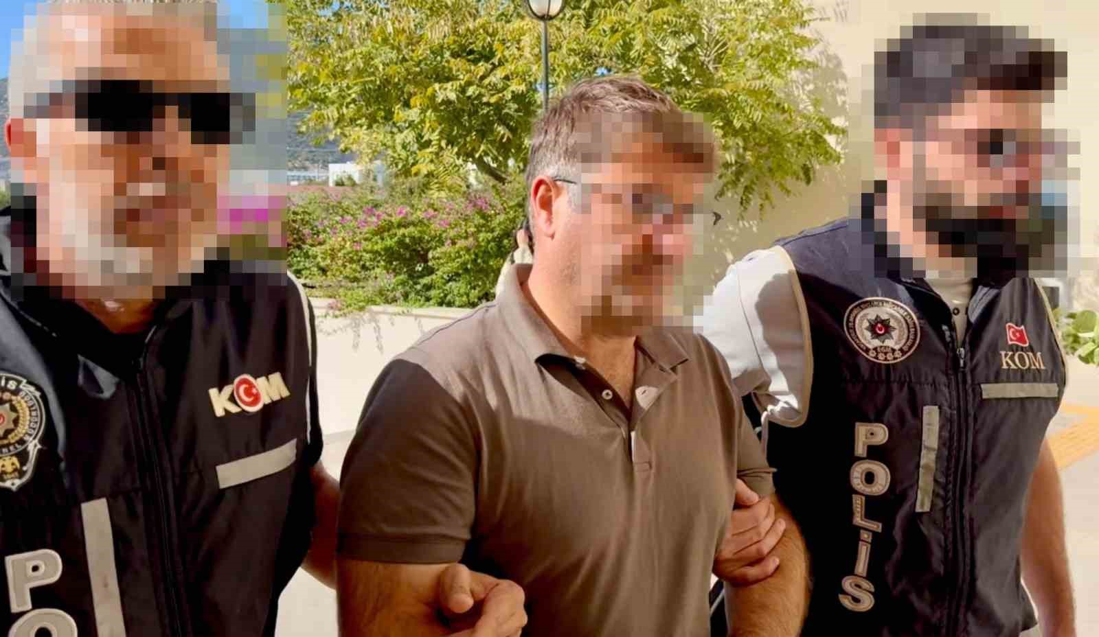 The suspect being taken to the courthouse under the escort of KOM teams.