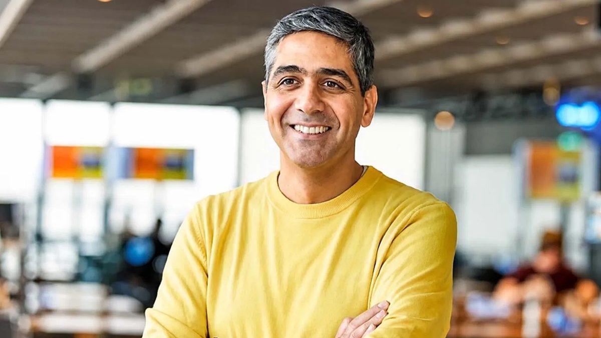 Koray Kavukçuoglu’nun ofis ortamında çekilmiş portre fotoğrafı.
