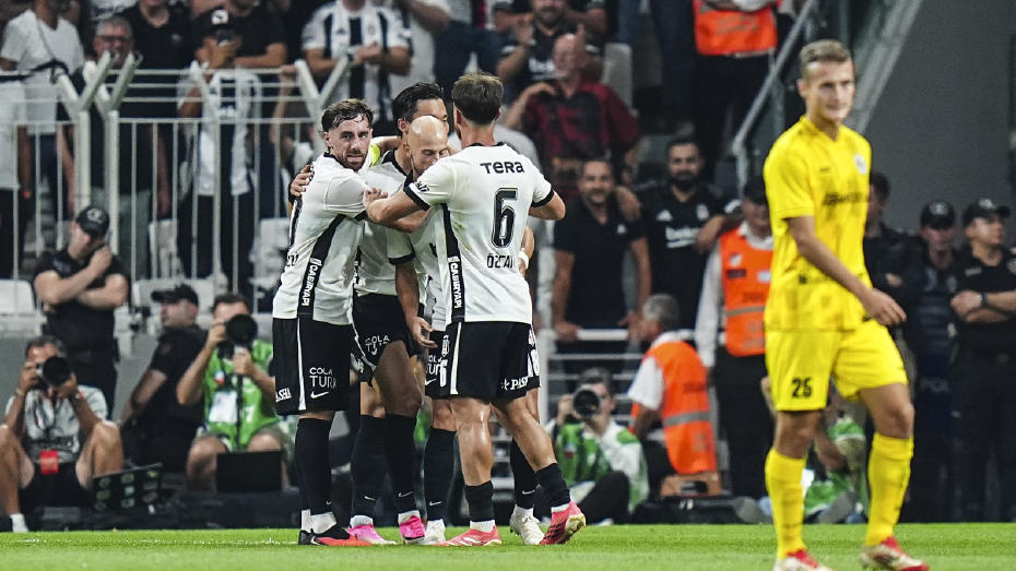Beşiktaşlı futbolcuların maç sırasında sevinç anı.