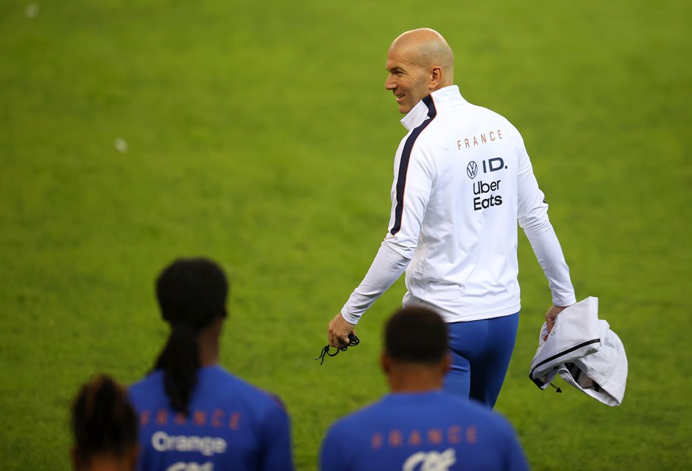 Zinedine Zidane saha içinde Fransa antrenmanını takip ederken görülüyor.