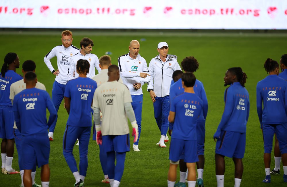 Fransa Milli Takımı futbolcuları ve teknik ekip saha içinde antrenman sırasında görülüyor.