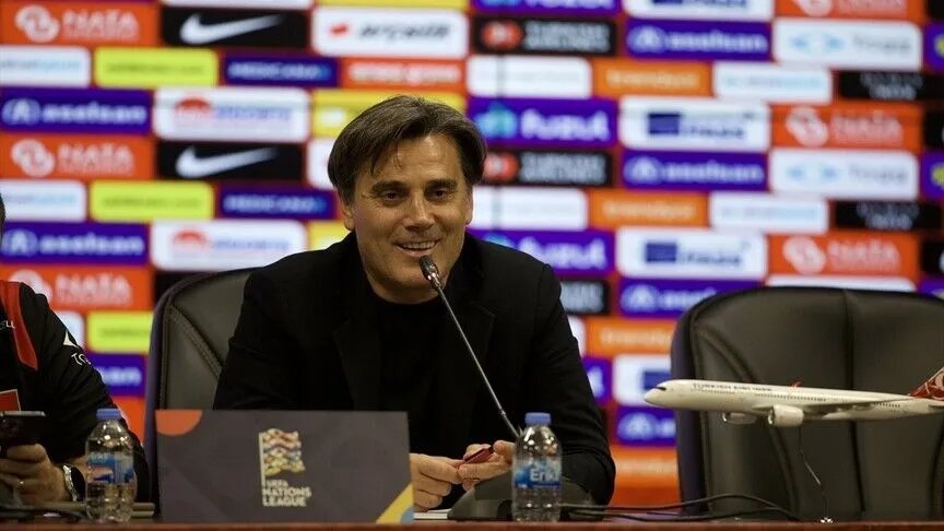 Vincenzo Montella'nın basın toplantısında mikrofon başında konuştuğu an.