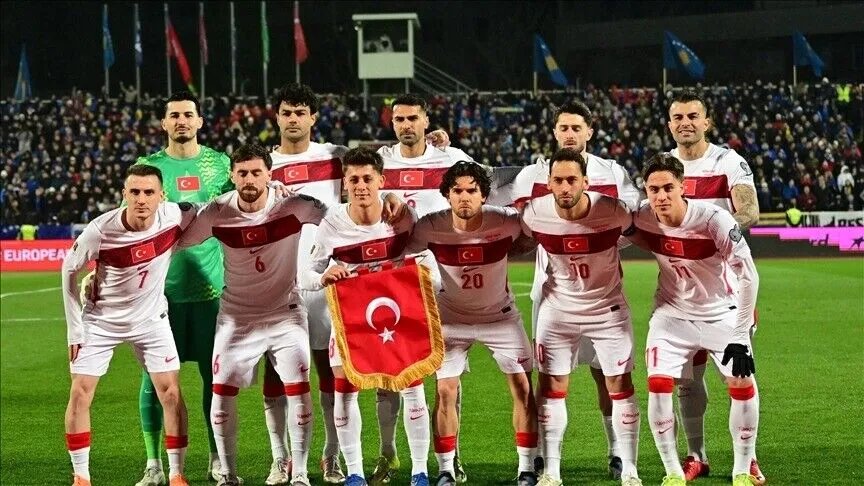 A Milli Futbol Takımı oyuncularının maç öncesi takım fotoğrafı için poz verdiği görüntü.