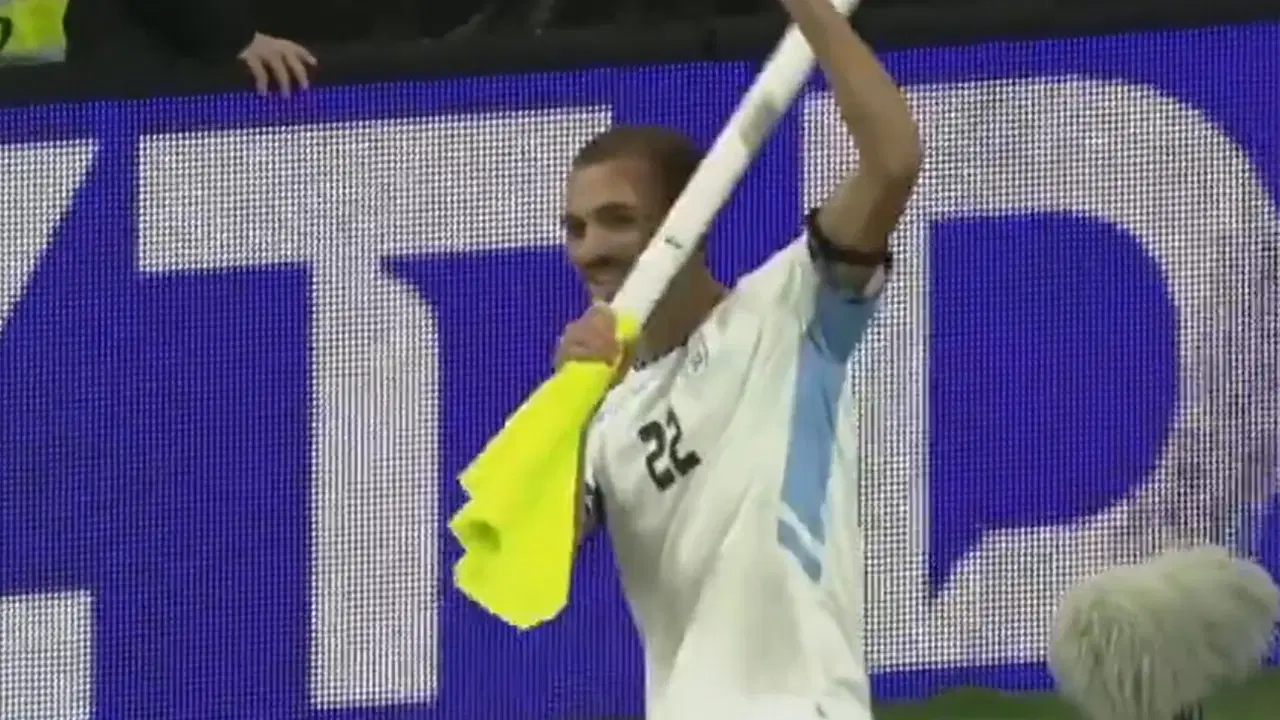 Saied Abu Farchi’nin korner direğini elinde tuttuğu gol sevinci anı.
