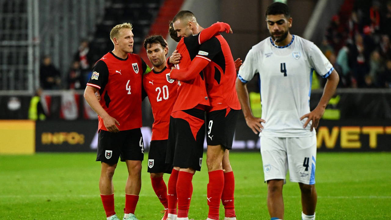 Avusturyalı futbolcuların gol sevinci ve İsrailli bir oyuncunun üzgün görüntüsü.
