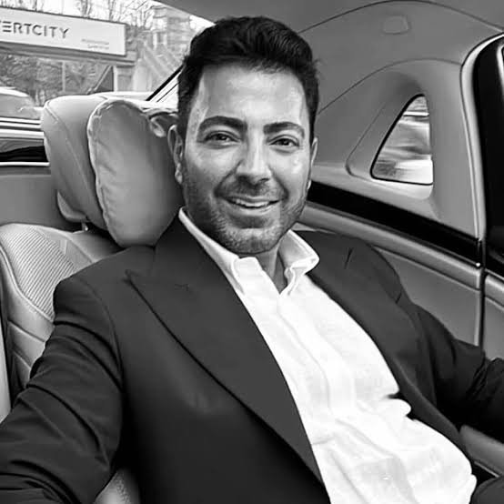 Ersan Gülmez’in araç içinde çekilmiş siyah beyaz fotoğrafı.