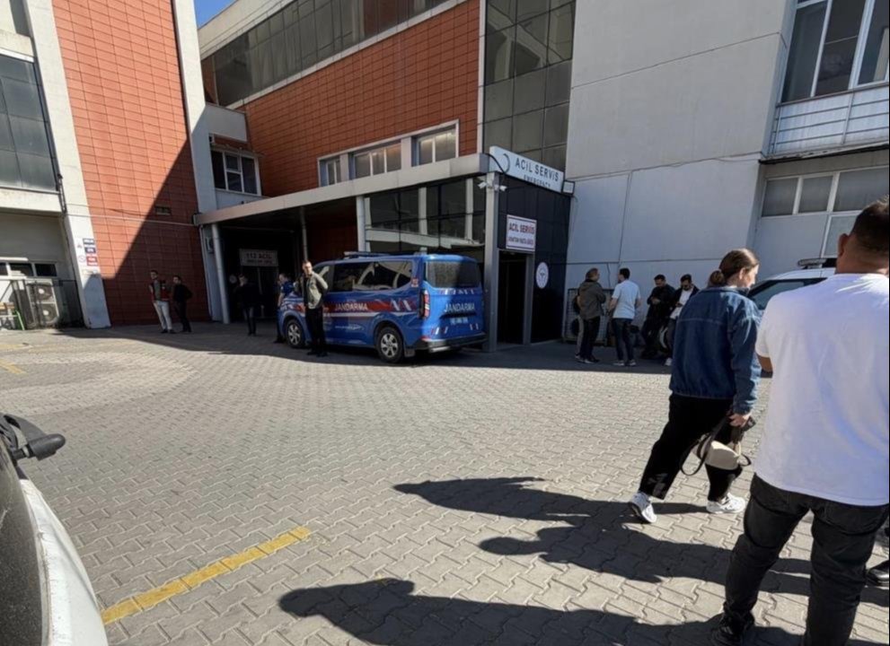 Akhisar Mustafa Kirazoğlu Devlet Hastanesi önünde jandarma aracı ve bekleyen kişiler görülüyor.
