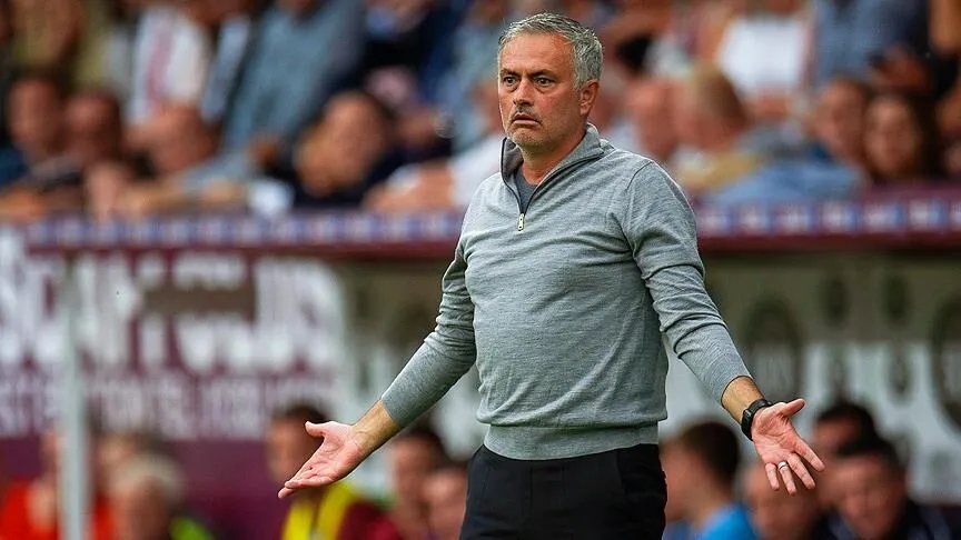 Jose Mourinho saha kenarında görüntüleniyor.