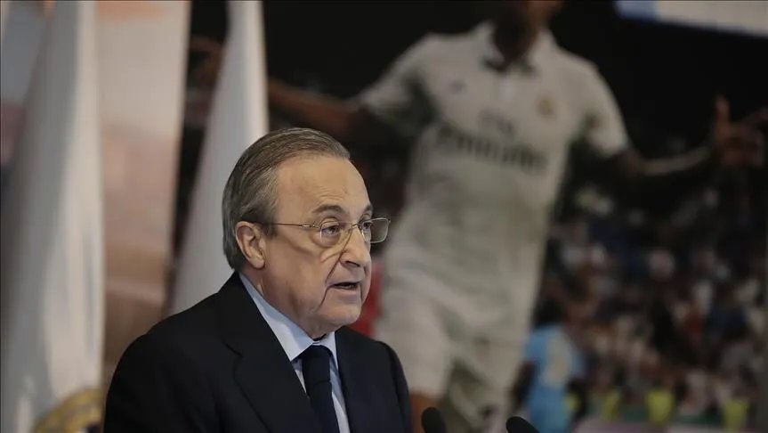 Florentino Perez kürsüde konuşurken arka planda Real Madrid forması giyen bir futbolcu görüntüsü yer alıyor.